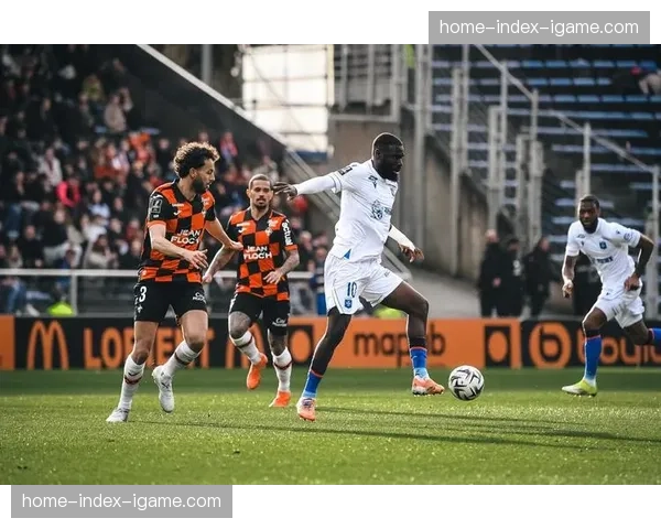 特写：洛里昂门将姆沃戈高接抵挡，单场贡献8次扑救力保平局